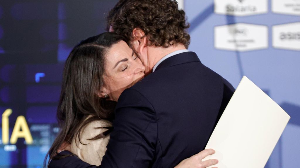 Iván Espinosa abraza a Macarena Olona en una imagen de archivo