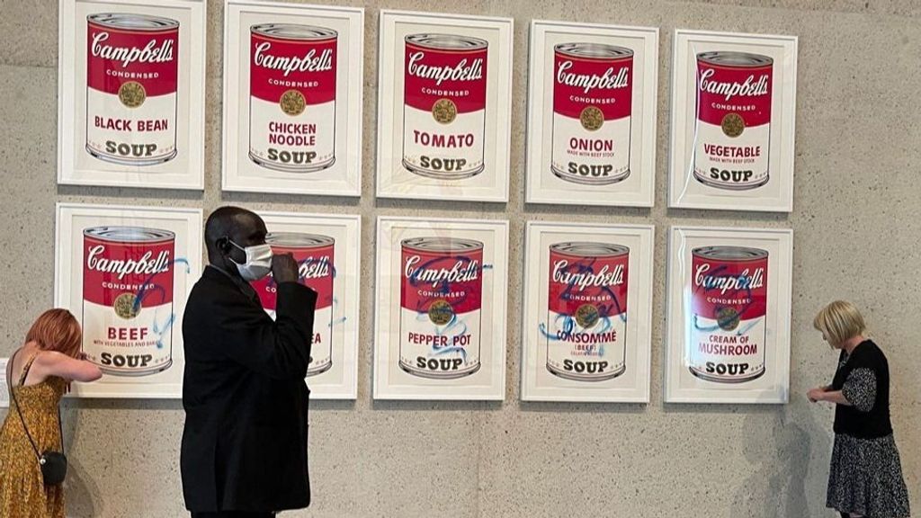 Las latas de sopa Campbell de Andy Warhol en la Galería Nacional de Australia son pintadas por vándalos climáticos