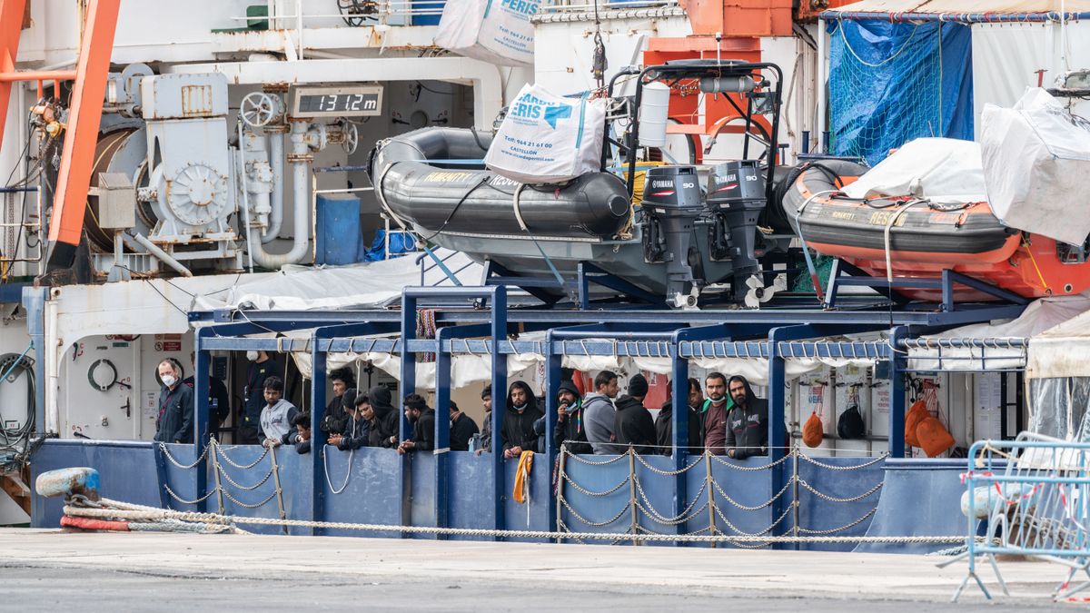 Migrantes esperando desembarcar esta semana en el puerto de Catania.