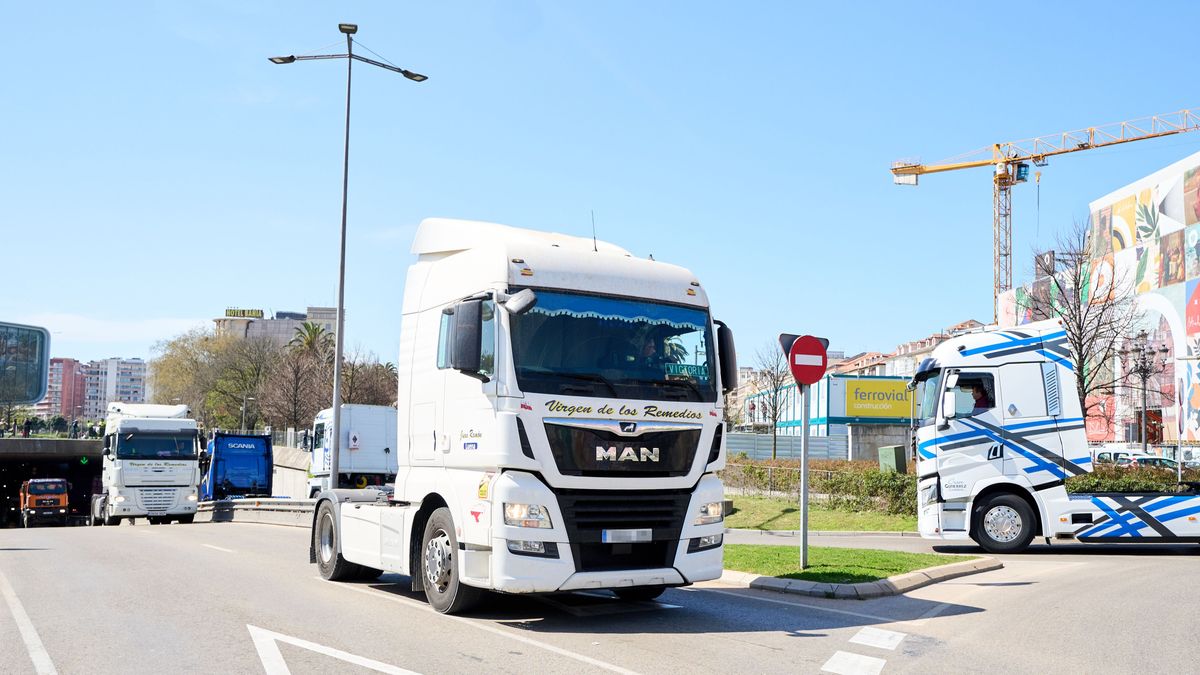 Camiones estacionados durante el anterior paro del sector, el pasado mes de marzo, en Santander