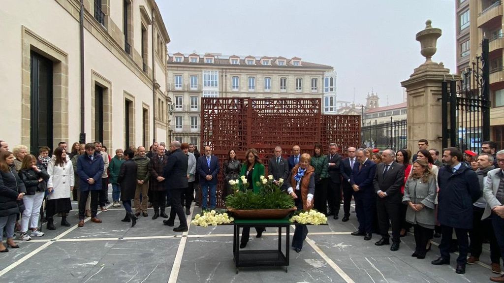 Los grupos parlamentarios vascos, excepto PP+Cs y Vox, en el acto del "Día de la Memoria" 2022