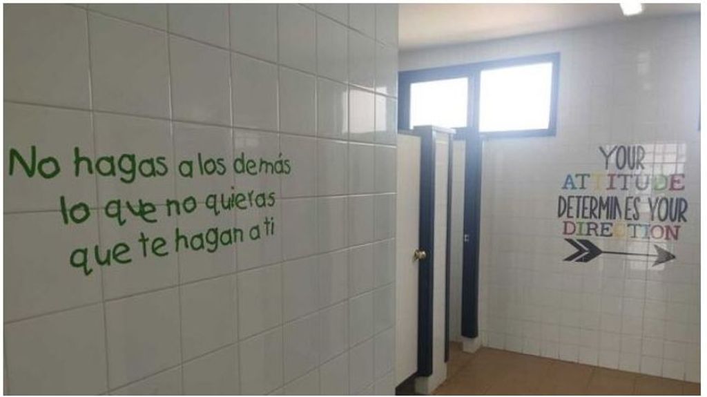Los vinilos contra el bullying en los baños del Colegio Leoz de Puerto Real