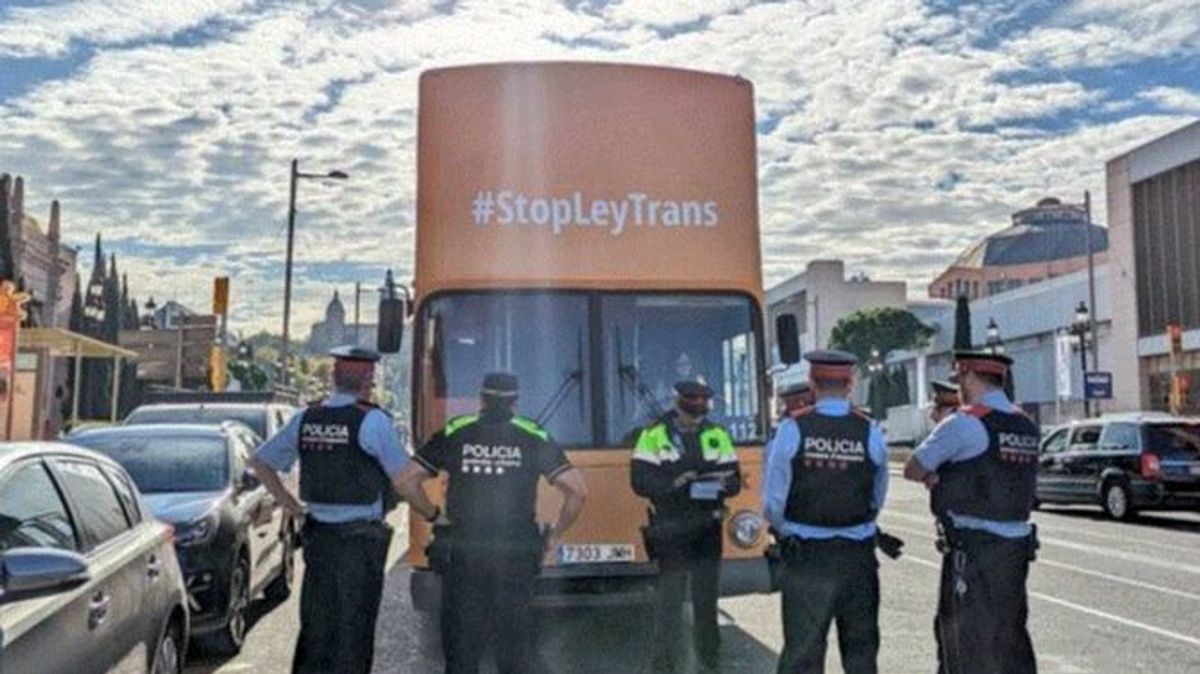 Por qué han detenido en Barcelona del autobús de Hazte Oír contra la ley  trans?