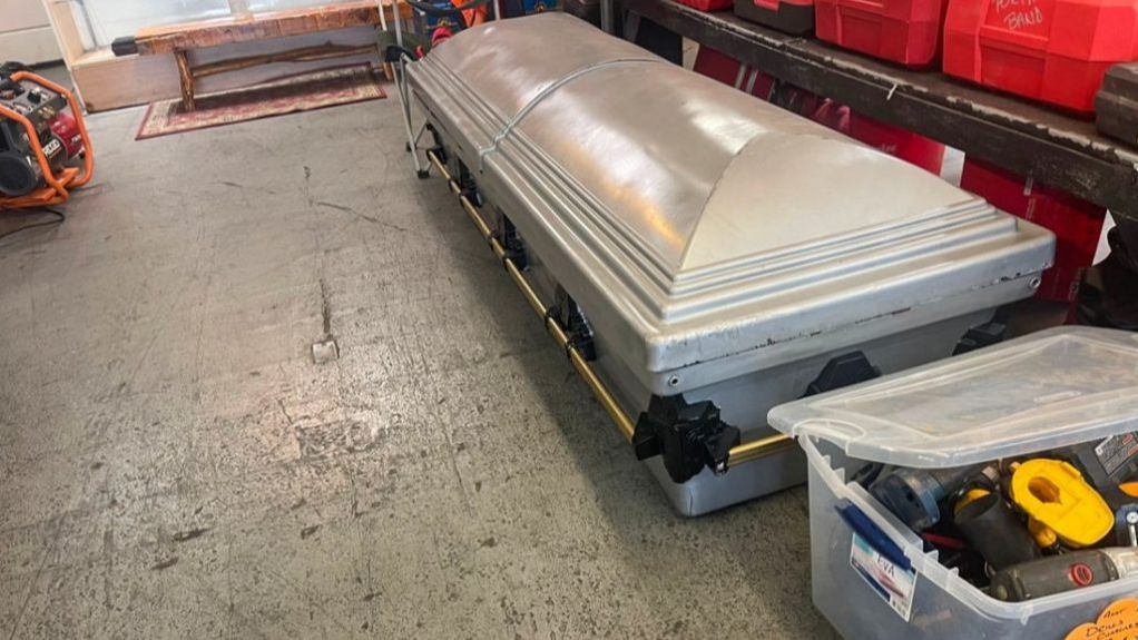 Se vuelve viral el objeto que dejaron en una casa de empeños en EEUU: un ataúd usado