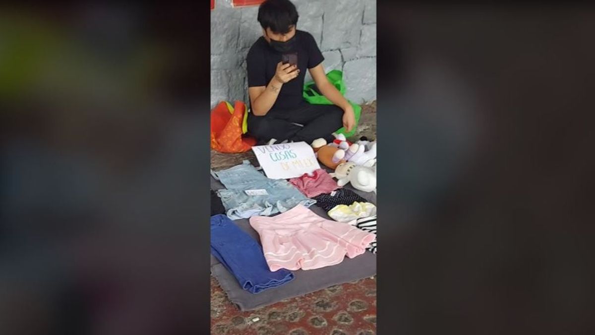 Se vuelve viral el vídeo de un joven que vende objetos de su expareja en la calle