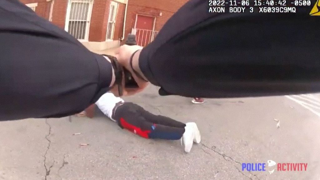 El brutal momento en que un policía vacía su cargador contra un sospechoso en el suelo en EEUU