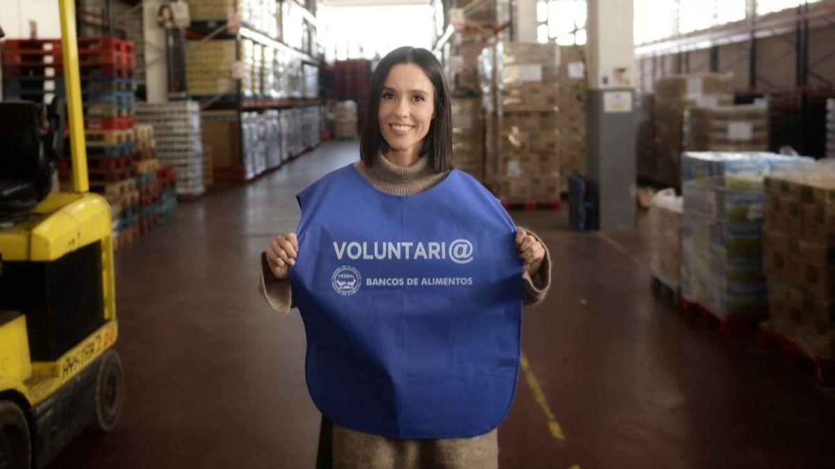 Alba Lago, con el chaleco de voluntaria del Banco de Alimentos.
