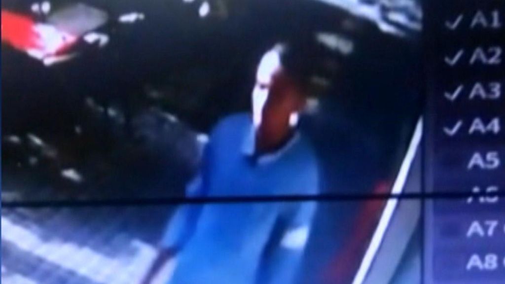 Buscan al ladrón que robó dos cadenas de oro a una mujer en una terraza de Barcelona