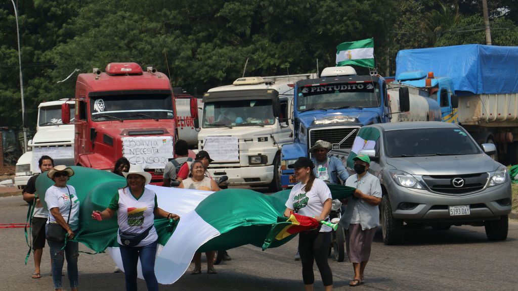 Caravana de camiones marca vigésimo día de huelga en mayor región boliviana