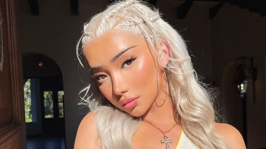 Detienen a una influencer y la llevan a un centro de detención de hombres