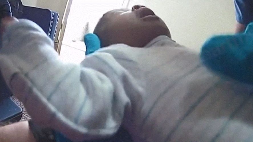 Dos agentes de EEUU salvan a una bebe de un mes con un masaje cardíaco