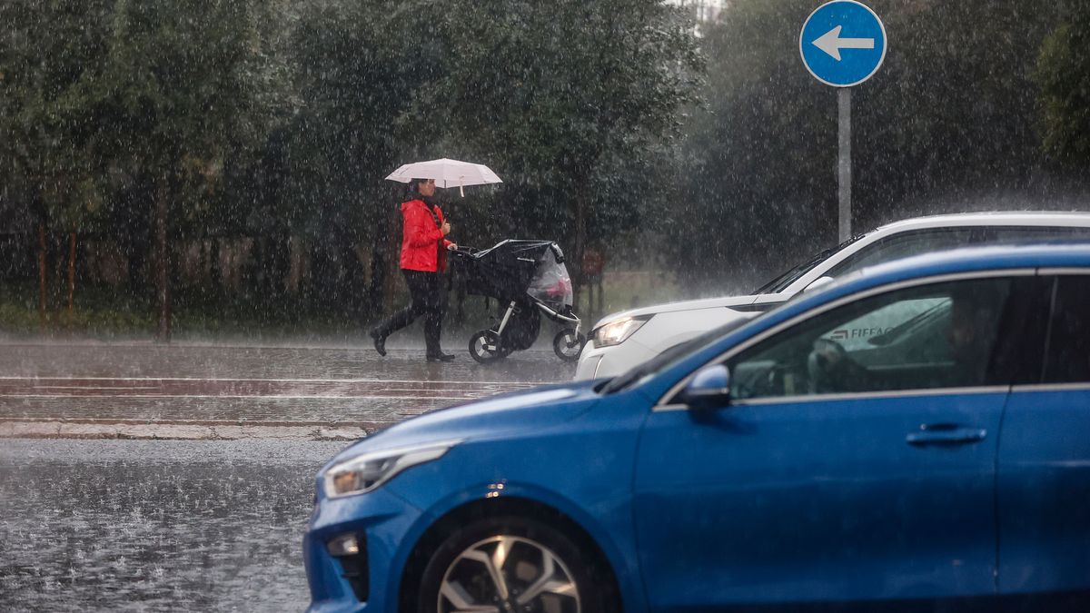 El lunes llega un tren de frentes con lluvias a España: así afectarán al tiempo