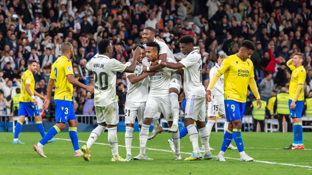 El Real Madrid gana al Cádiz a duras penas: se va al Mundial dos puntos por debajo del Barcelona