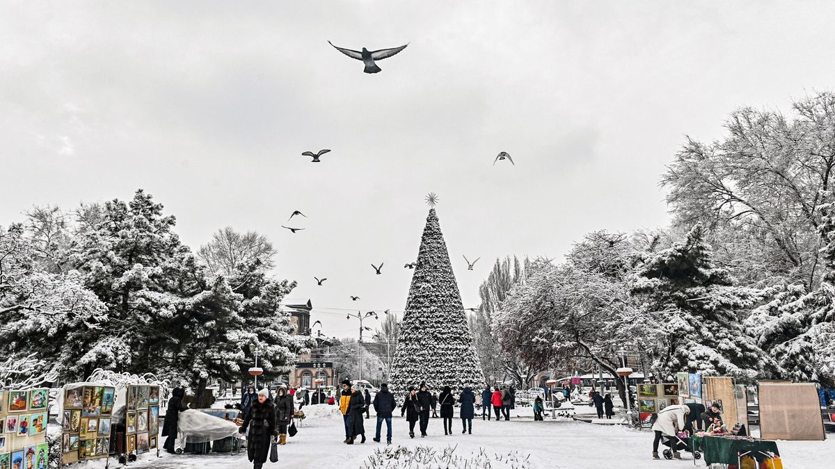 EuropaPress 4166226 26 december 2021 ukraine zaporizhzhia people walk past public christmas EuropaPress 4166226 26 december 2021 ukraine zaporizhzhia people walk past public christmas