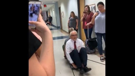 La manera de enseñar física de un profesor de 70 años cautiva a las redes sociales