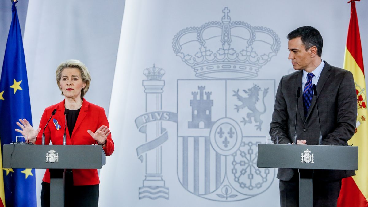 La presidenta de la Comisión Europea, Ursula von der Leyen, y el presidente del Gobierno, Pedro Sánchez, en rueda de prensa tras su reunión en La Moncloa, a 5 de marzo de 2022, en Madrid (España).