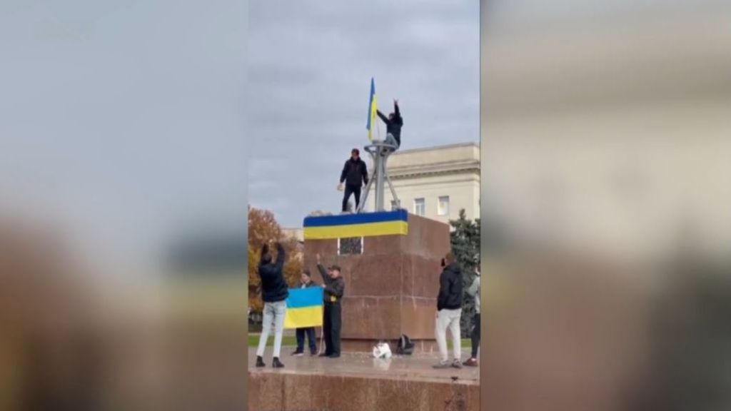 Las fuerzas ucranianas desatan la euforia al izar su bandera en Jersón tras la retirada de las tropas rusas