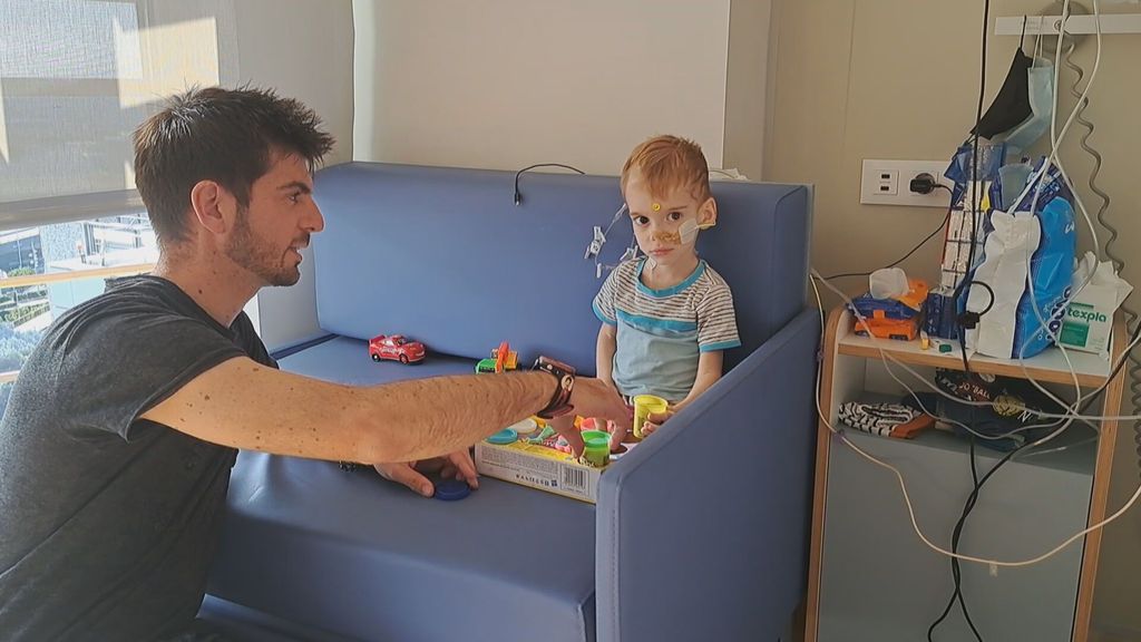 Las primeras imágenes de Oliver en el hospital tras ser operado de su tumor cerebral: “Está cada día mejor” (Noviembre 2022)