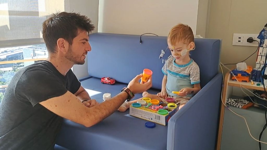 Las primeras imágenes del pequeño Oliver en el hospital tras su operación: "Su alta es inminente"