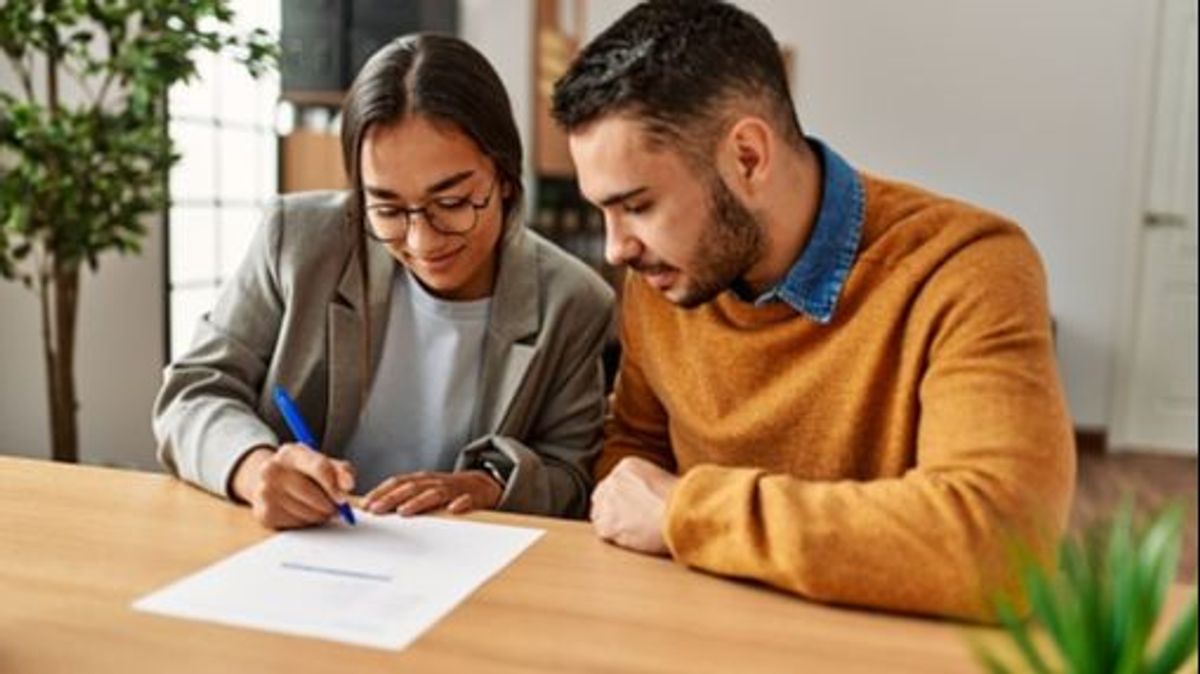 Pareja firma hipoteca. Pareja firma hipoteca.