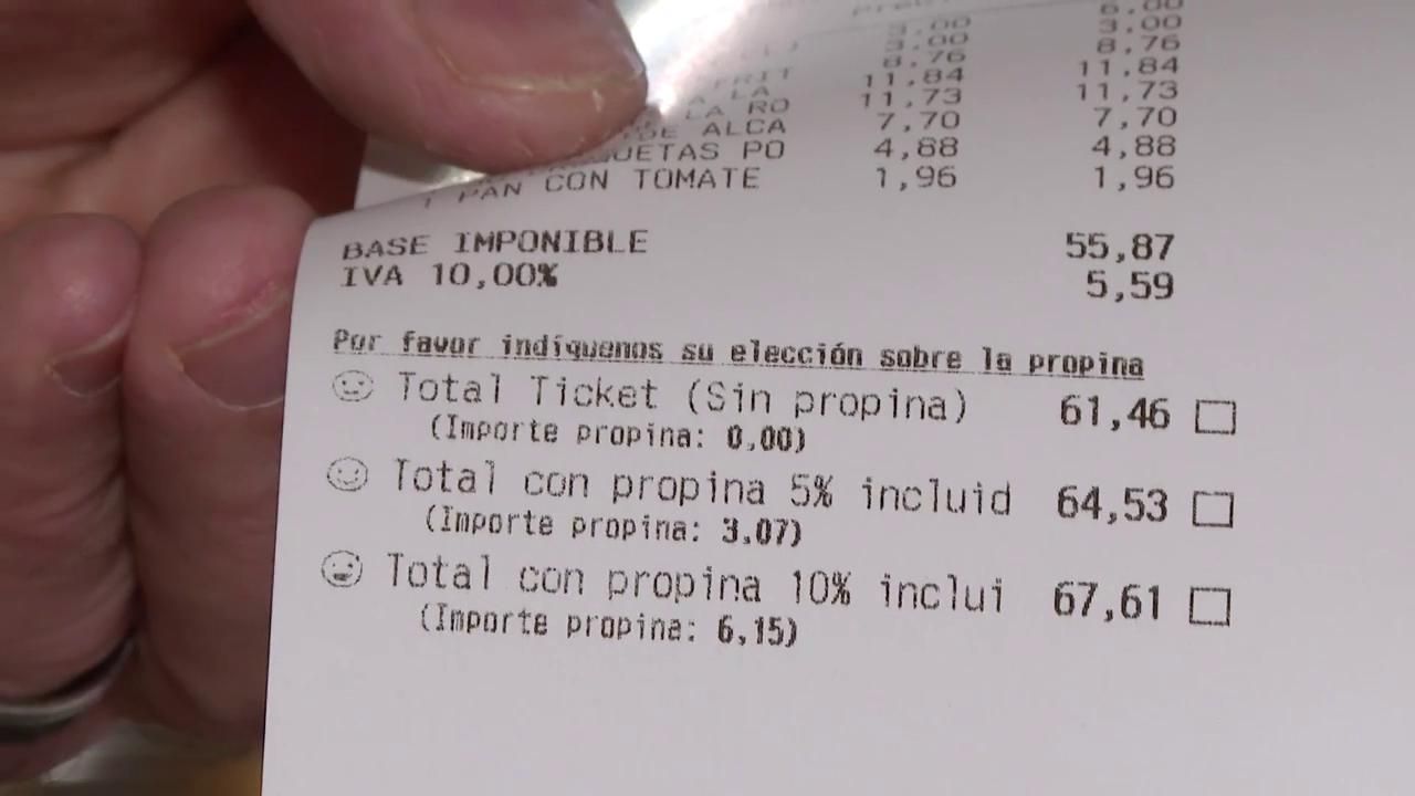 Ticket de un restaurante de Barcelona que incluye la propina en la cuenta