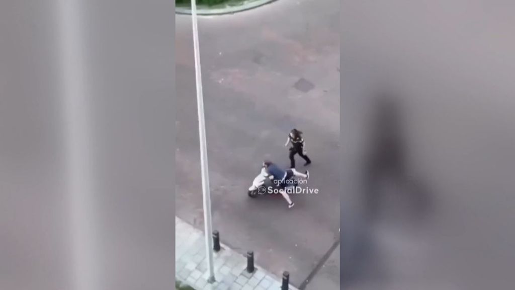 Un hombre se lleva una moto delante de una agente de policía en una disparatada escena con caída incluida (Noviembre 2022)