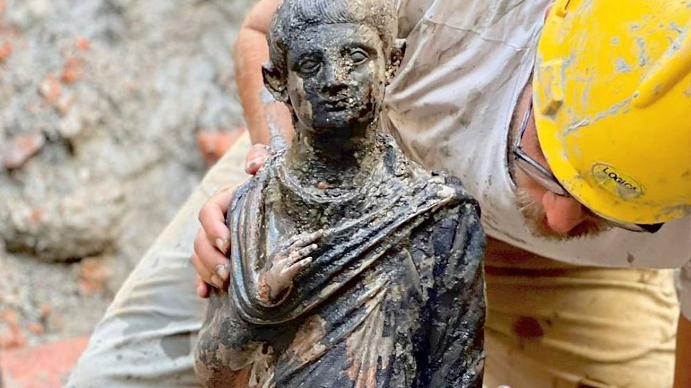 Una de las estatuas aparecidas entre el barro en Casciano dei Bagni, en la provincia de Siena.