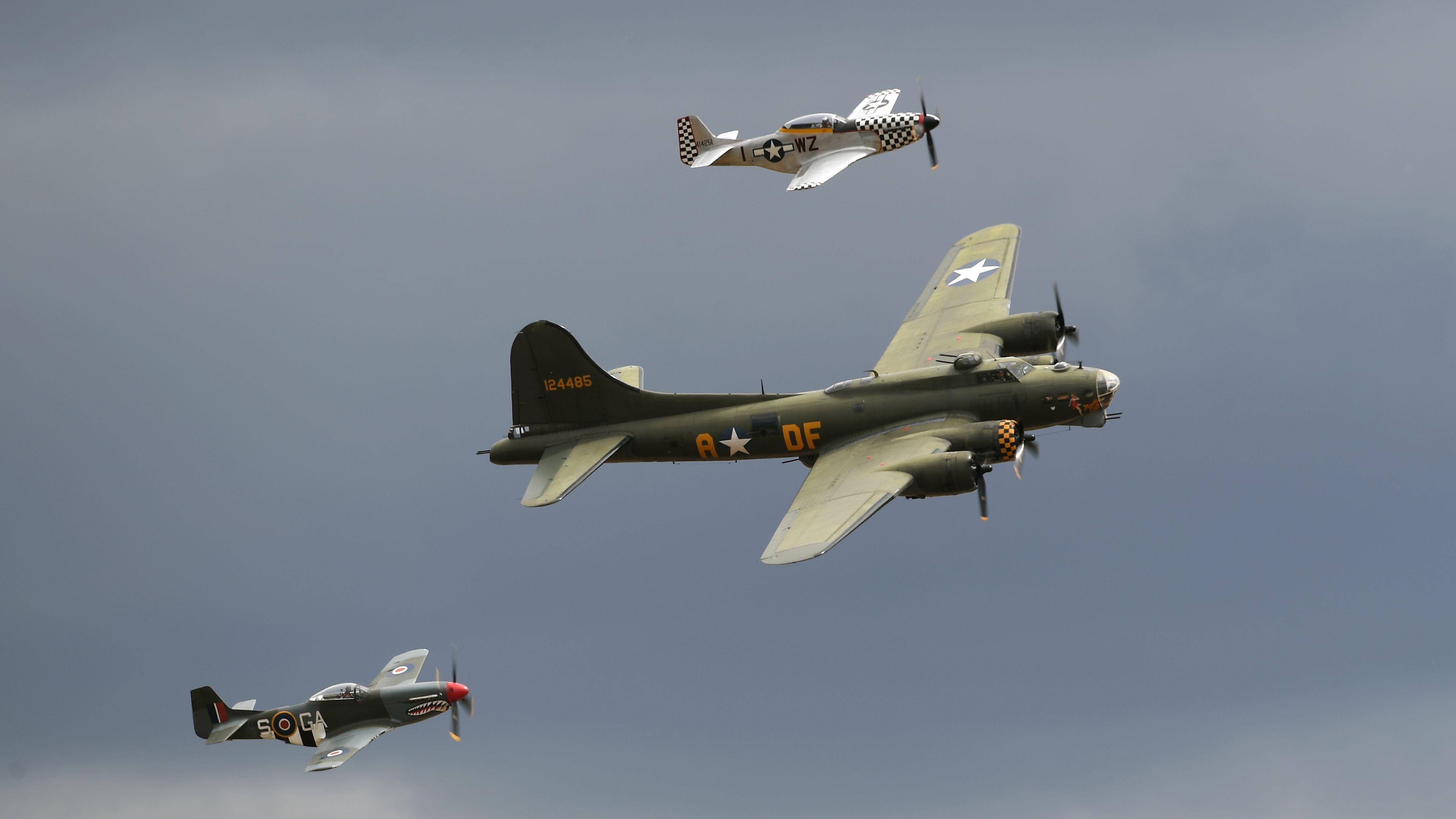 Dos aviones de época chocan en pleno vuelo durante una exhibición aérea de  la II Guerra Mundial en Dallas - NIUS