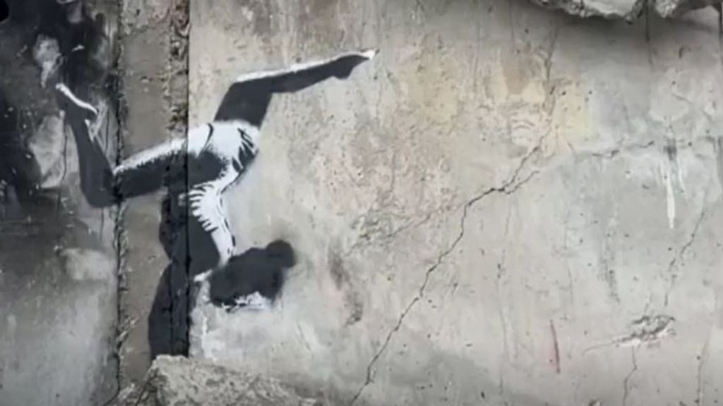Banksy realiza un grafiti en un edificio en ruinas en Borodianka por la guerra en Ucrania