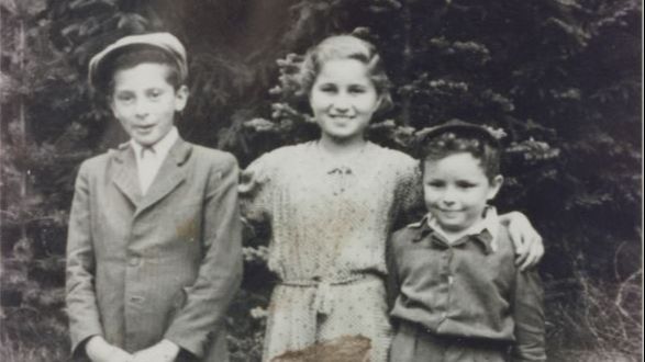 Bronia con otros niños