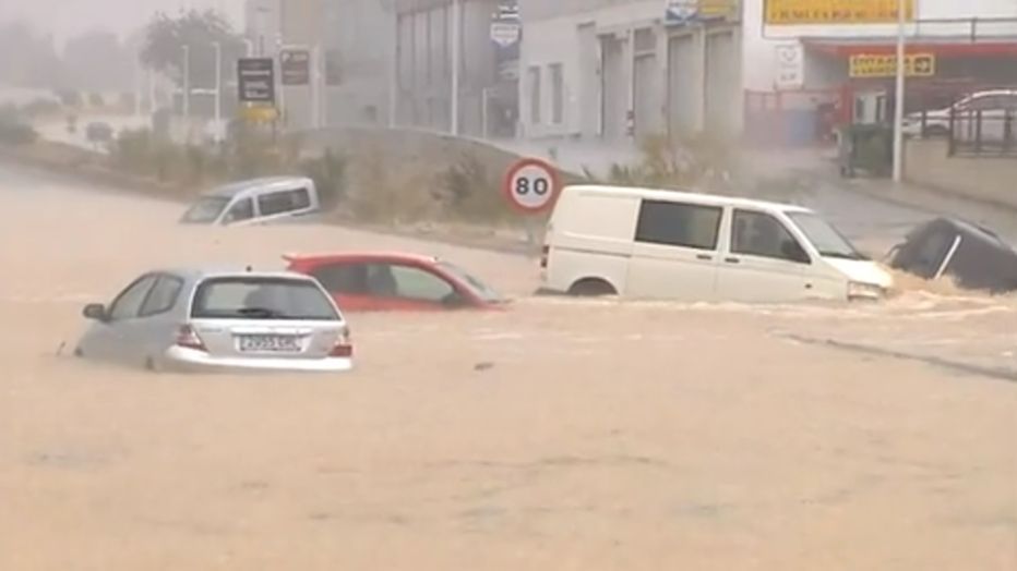 El agua arrasa todo a su paso en Ribarroja del Turia: situación muy complicada en la Comunidad Valenciana