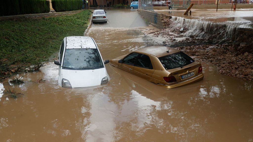 La lluvia siembra el caos en Valencia: barrancos desbordados y la pista del aeropuerto cerrada