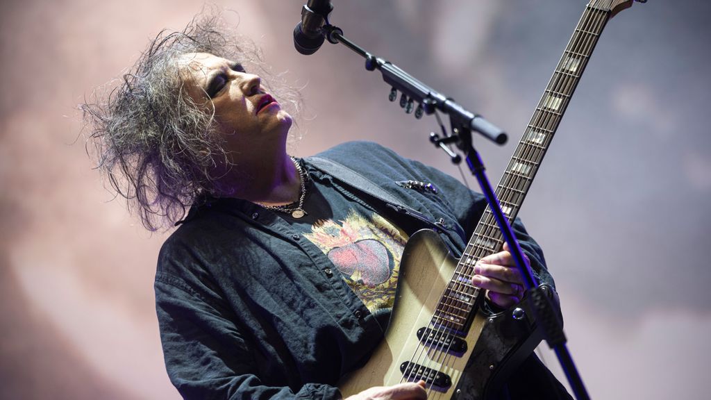 guitarrista vocalista banda britanica rock the cure robert smith actuacion