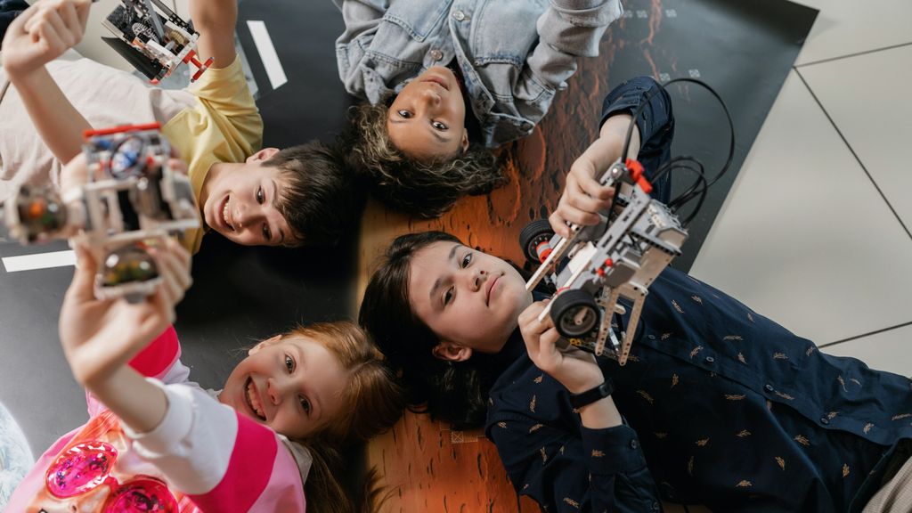 Los niños trabajan en equipo. FUENTE: Pexels