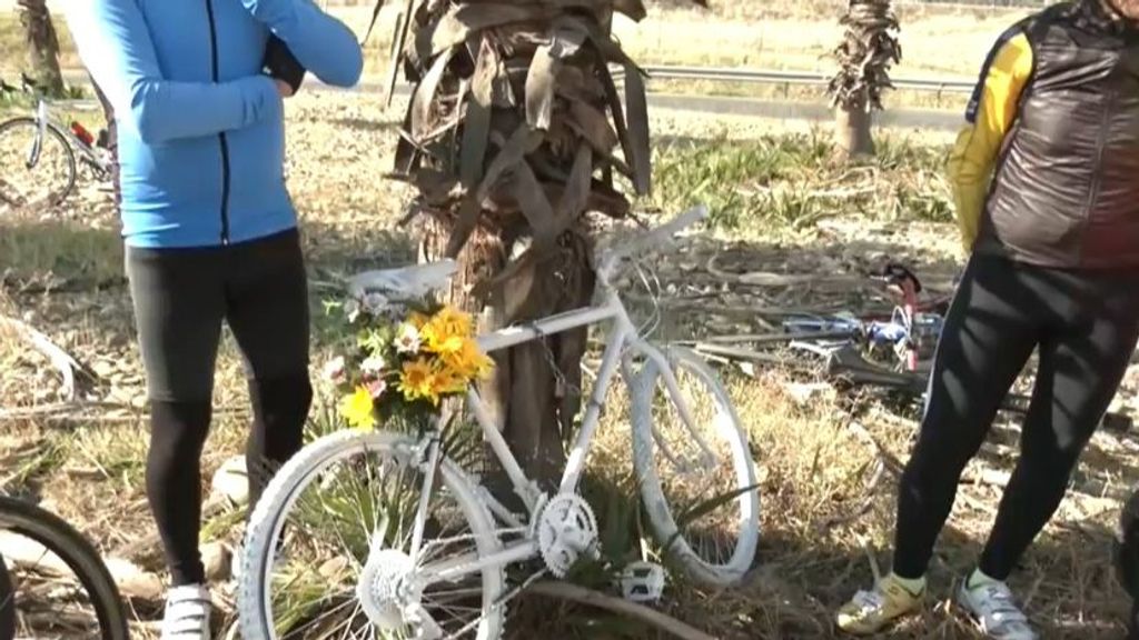 Una bicicleta blanca, símbolo que recuerda a los ciclistas muertos en accidentes para concienciar a los conductores