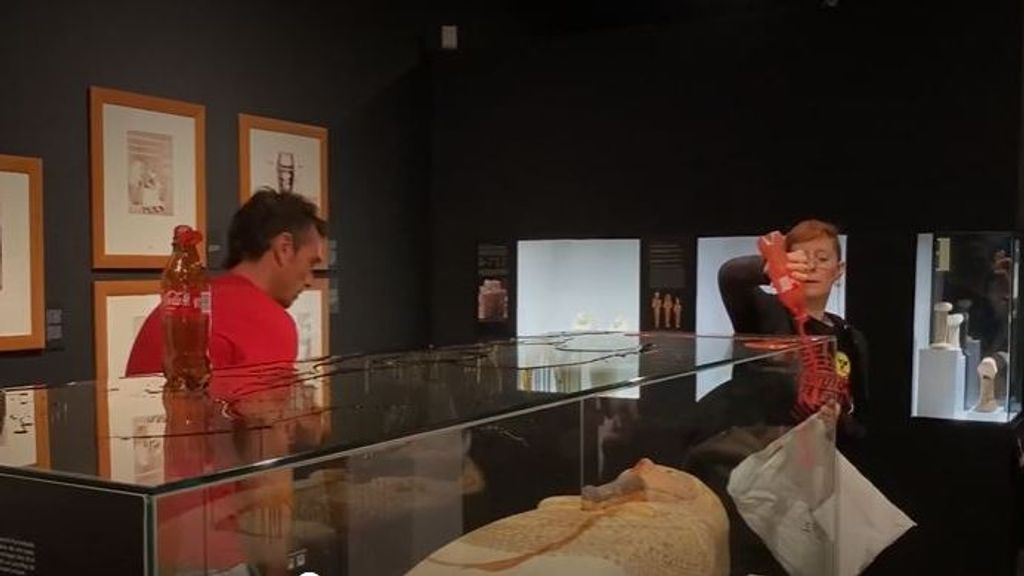 Dos activistas "bañan" con líquido una vitrina del Museo Egipcio de Barcelona