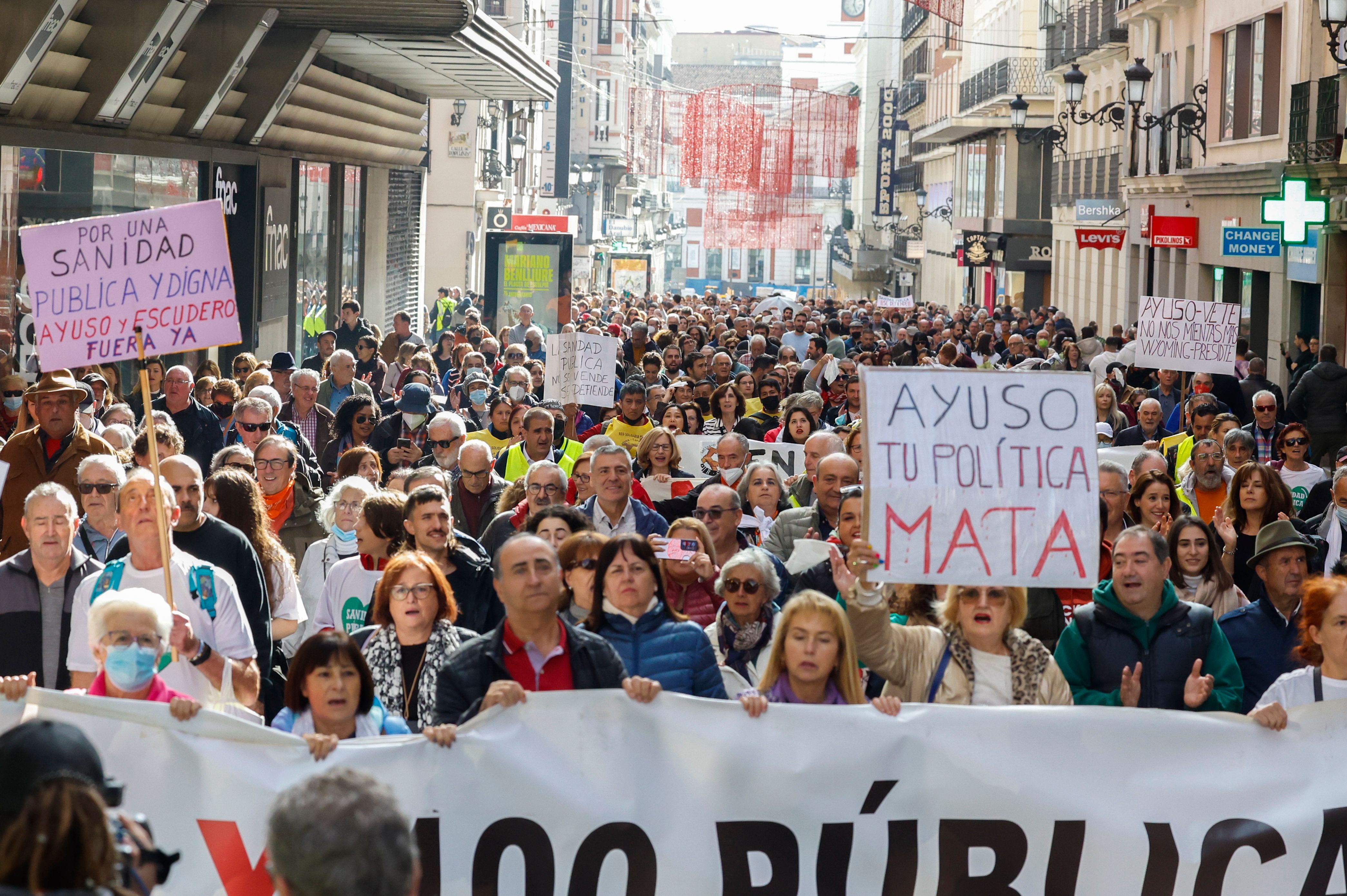 Miles de ciudadanos se manifiestan en Madrid por la Sanidad Pública
