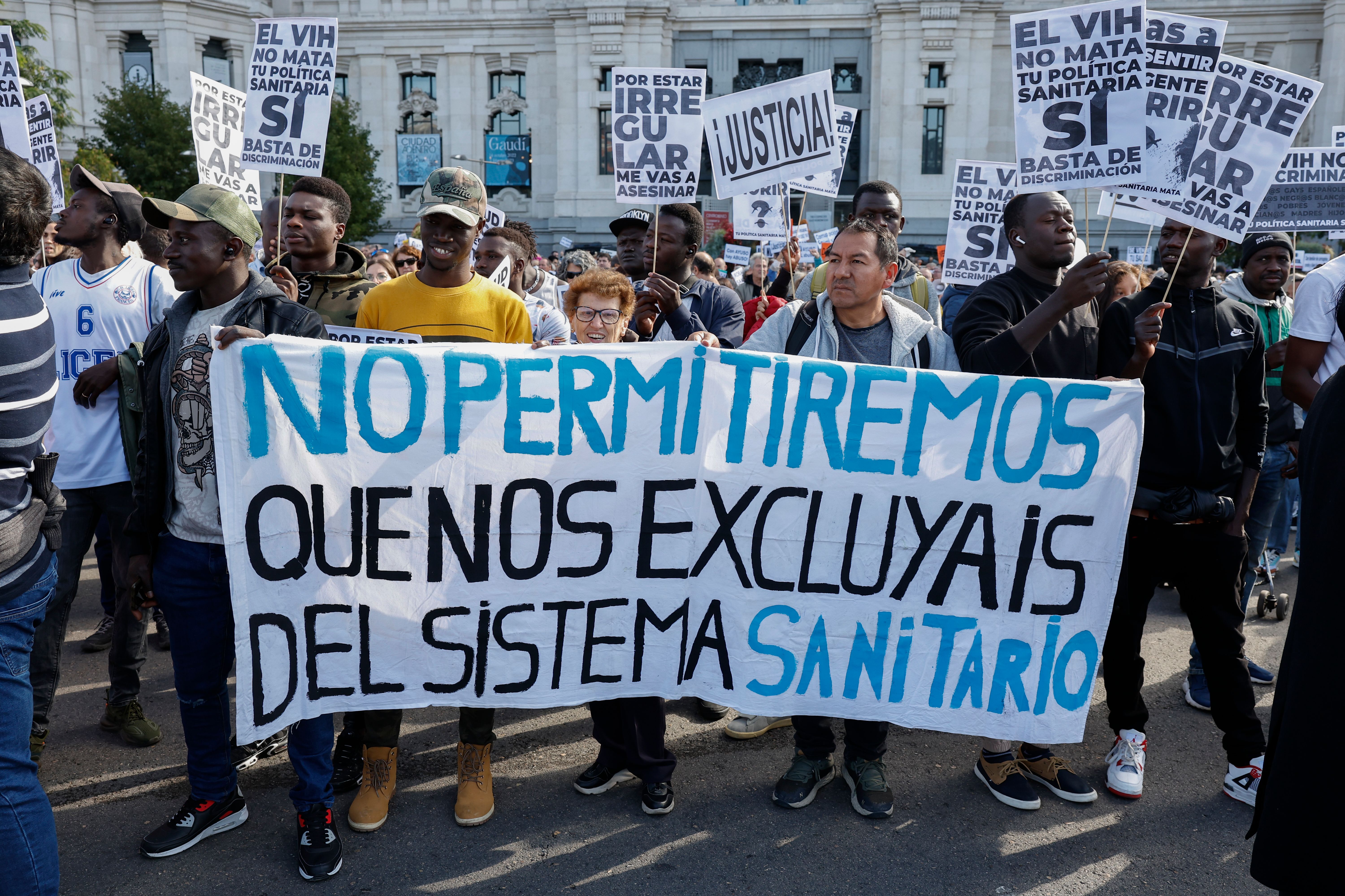 Miles de ciudadanos se manifiestan en Madrid por la Sanidad Pública