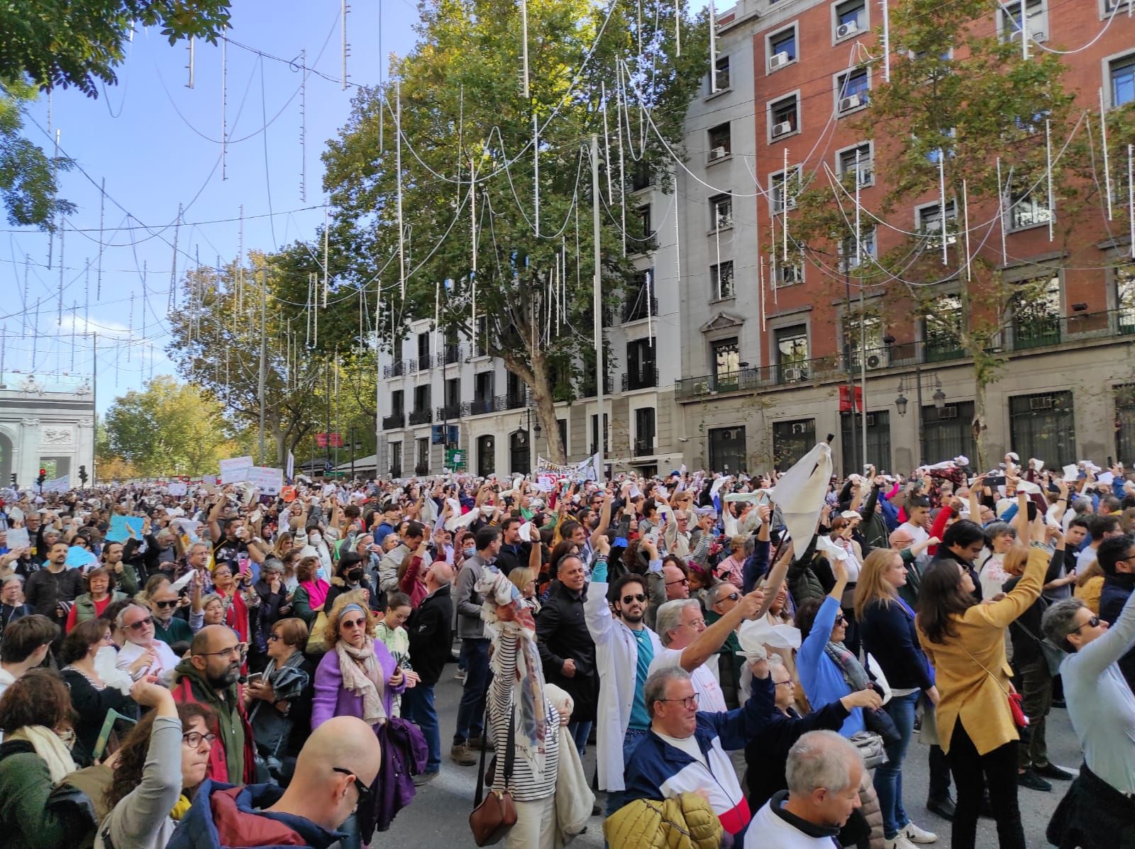 Miles de ciudadanos se manifiestan en Madrid por la Sanidad Pública
