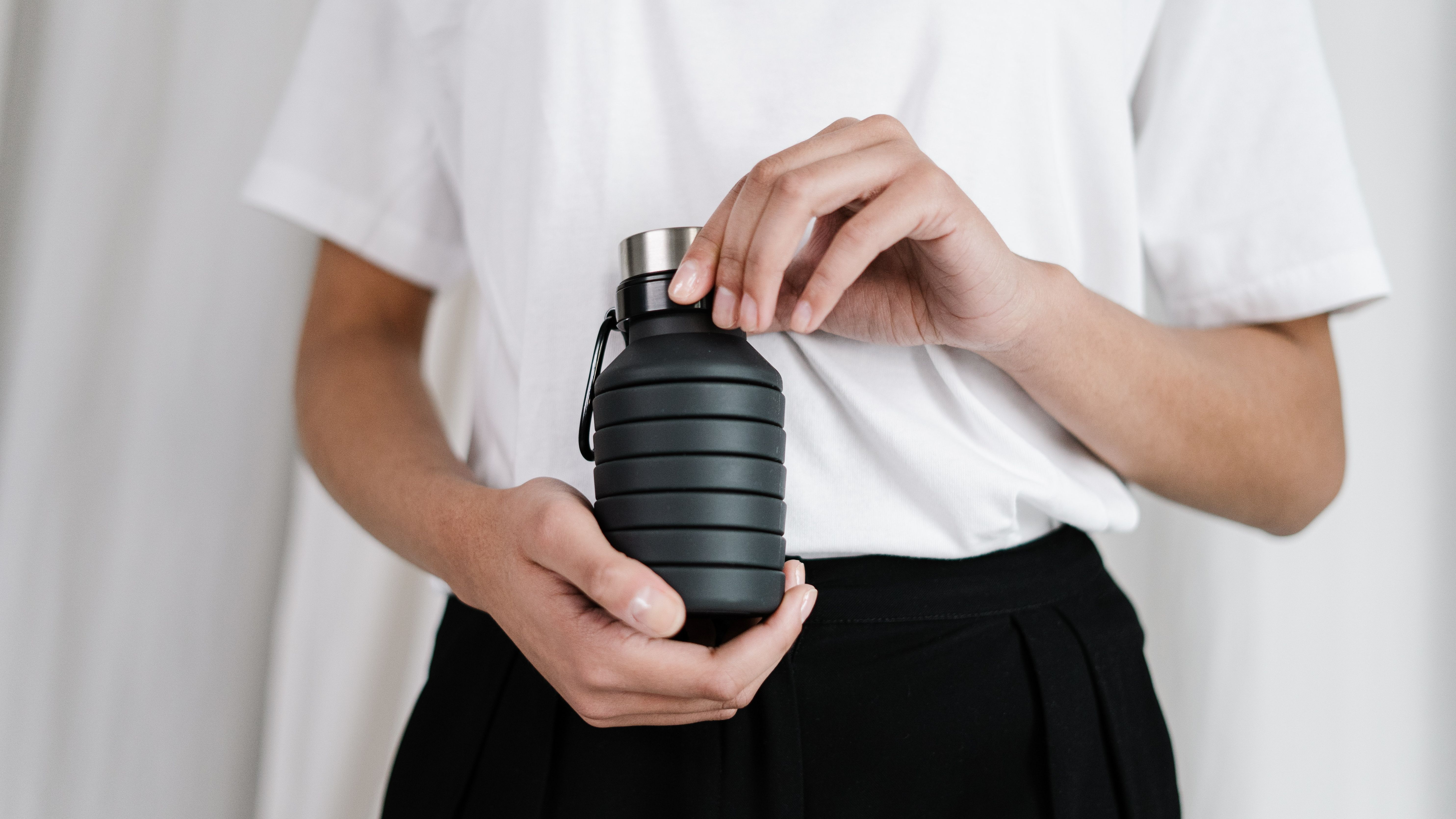 Utiliza una botella de agua reutilizable. FUENTE: Pexels