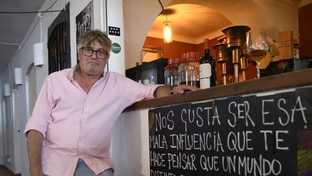 Carlos, el concejal retirado de IU que da de comer gratis a parados en su bar de Mojácar Carlos, el concejal retirado de IU que da de comer gratis a parados en su bar de Mojácar
