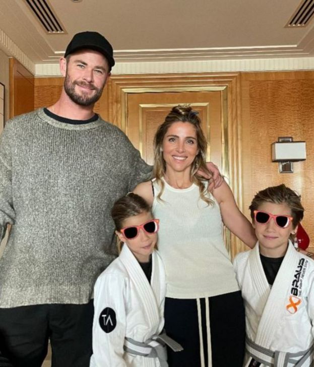 Chris y Elsa posan junto a sus hijos Tristan y Sasha tras su victoria en jiu jitsu