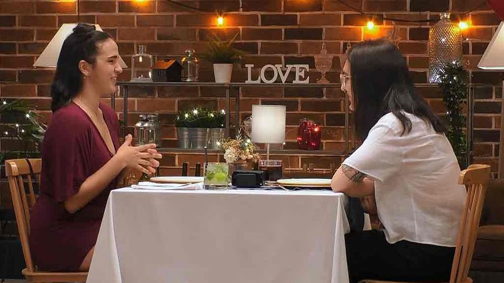 Claudia y Sandra durante su cita en 'First Dates'