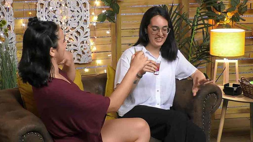 Claudia y Sandra durante su cita en 'First Dates'