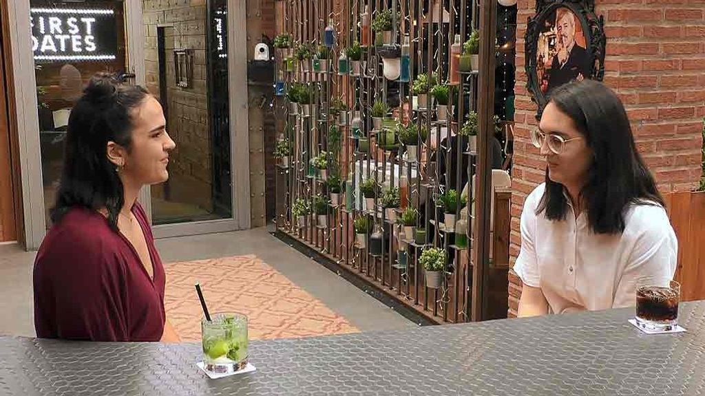 Claudia y Sandra durante su cita en 'First Dates'