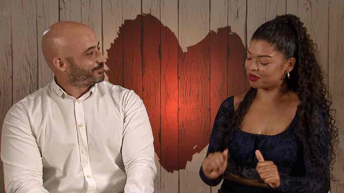 Elizabeth no se queda con la duda en ‘First Dates’: “¿Eras stripper?”