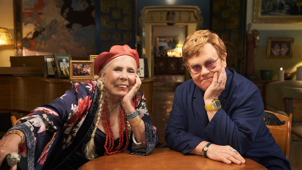 Elton John entrevista a la cantante Joni Mitchell en su casa de Los Angeles.jpeg