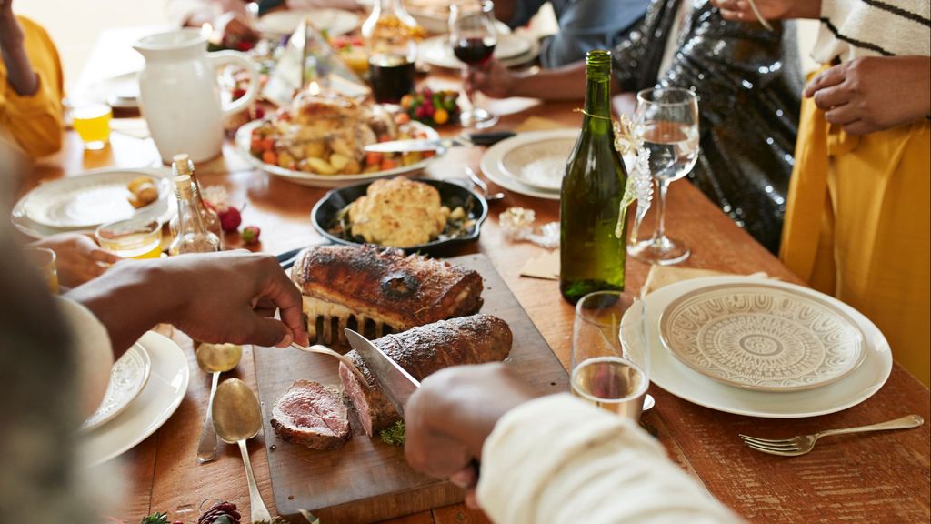 Imagen de archivo de una mesa llena de comida durante una cena de navidad