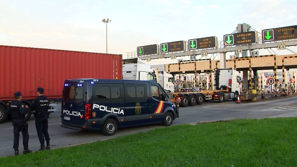 La policía vigila la entrada y salida de camiones al puerto de Valencia