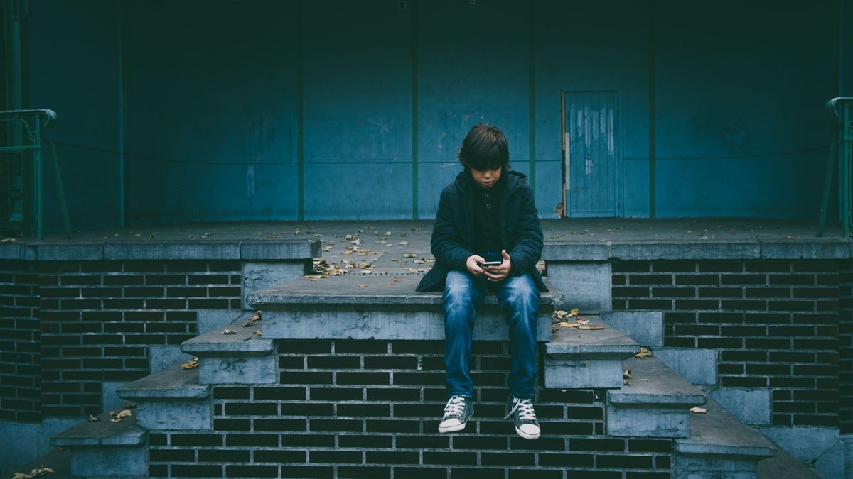 niño con telefono niño con telefono